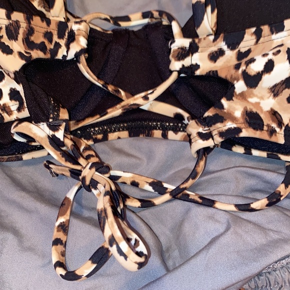 Cheetah bikini, new with tags, underwire,cheetah top,black bottoms size Large - Picture 7 of 9